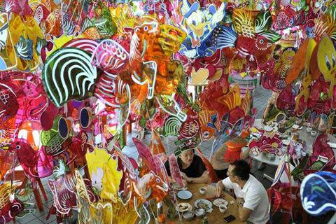 Một dãy phố treo đen lồng đủ hình dáng và màu sắc ở đảo Penang, Malaysia trong dịp Tết trung thu.